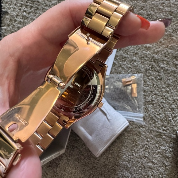 Michael Kors stainless steel watch in rose gold - Picture 4 of 6